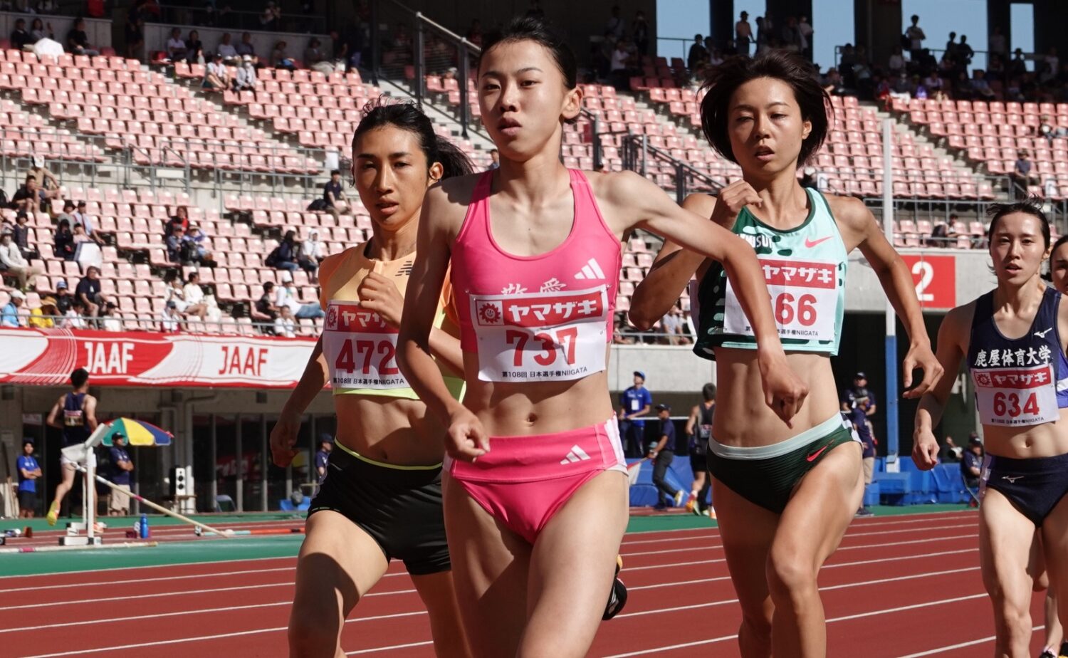 JournalーONE | 日本選手権女子800mは16歳の久保凜(先頭)が戴冠。予選から田中希実(左端)、卜部蘭(左から3人目)らオリンピアンとの真っ向勝負を制した。決勝では今季U18世界3位となる2分03秒13をマークし、自身のU18日本記録も更新-児玉育美撮影