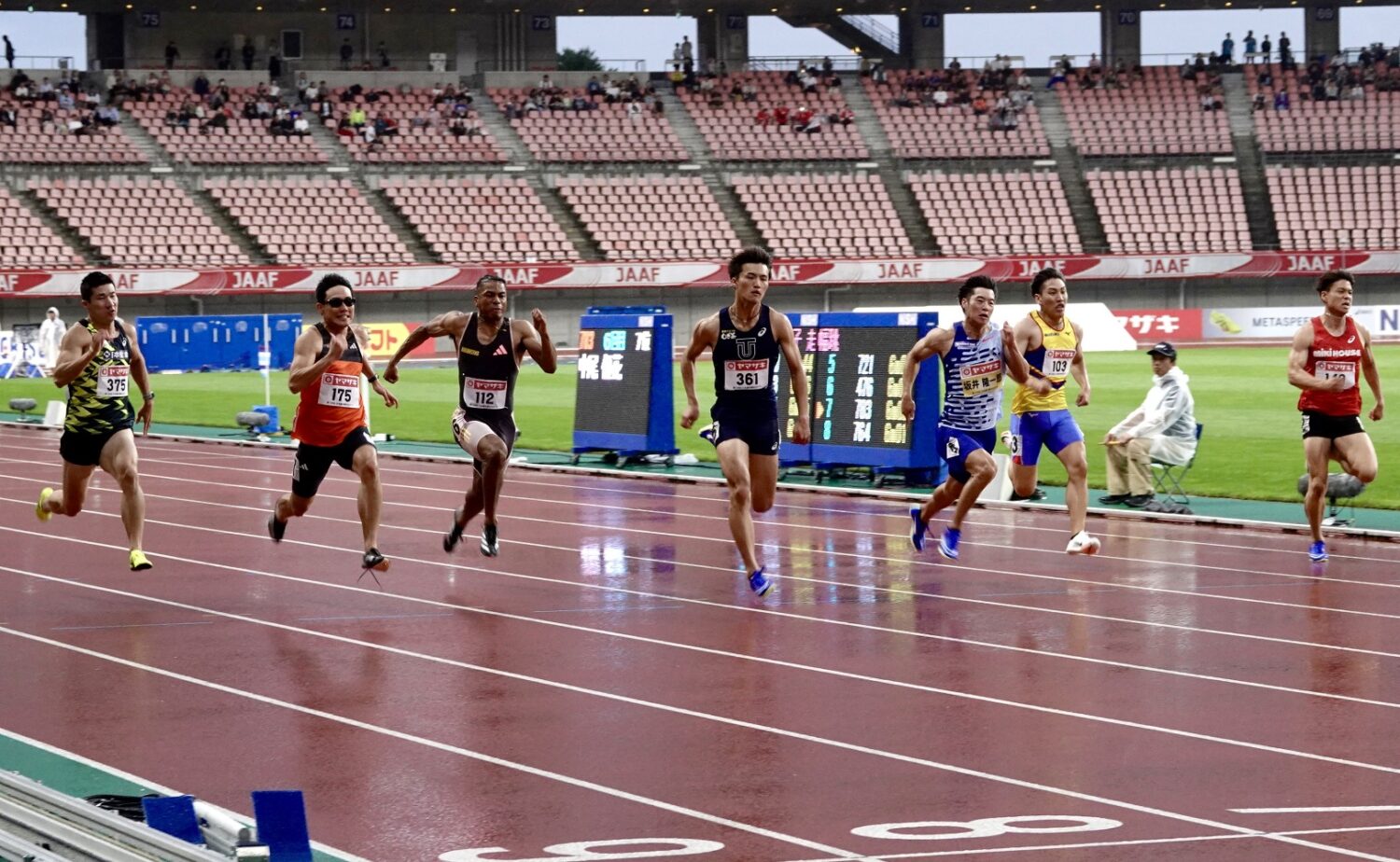 JournalーONE | 日本選手権上位3選手が0.01秒内でフィニッシュラインになだれ込む接戦となった男子100m。坂井隆一郎(右から3人目)が2連覇を達成。東田旺洋(左から2人目)が2位、栁田大輝(中央)が3位となった-児玉育美撮影