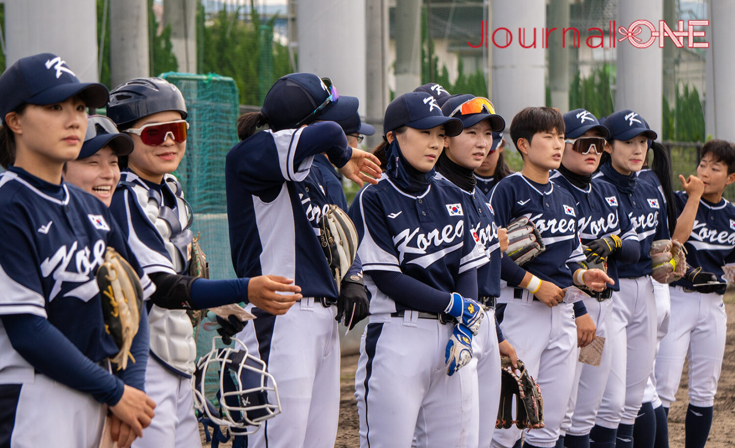 JournalーONE | 伊予銀行ヴェールズとの交流試合を前に円陣を組む女子ソフト韓国代表の選手たち