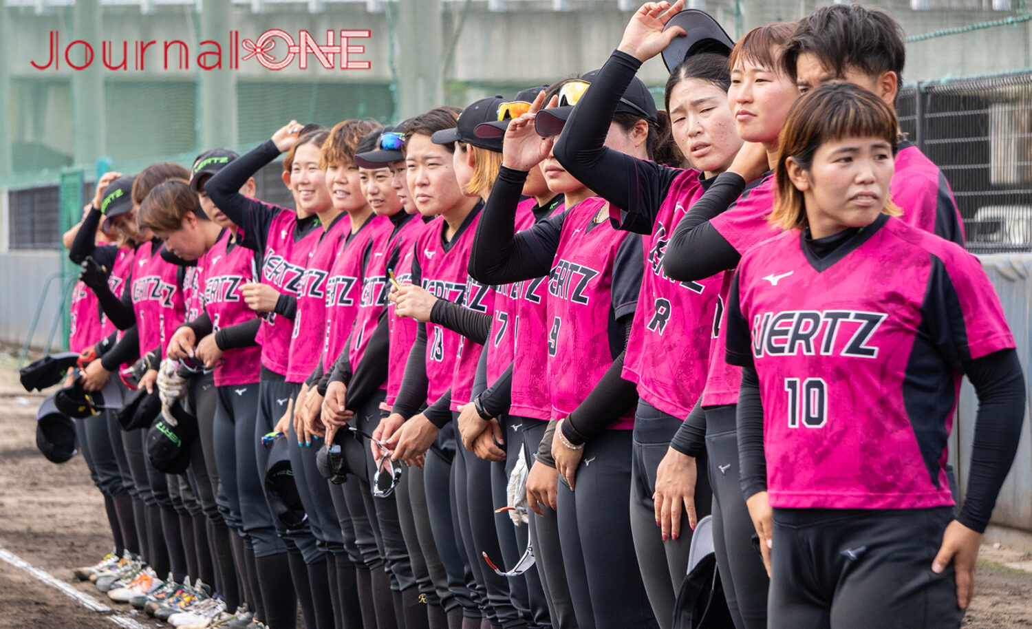 JournalーONE | 伊予銀行ヴェールズとの交流試合を前に円陣を組む女子ソフト韓国代表の選手たち