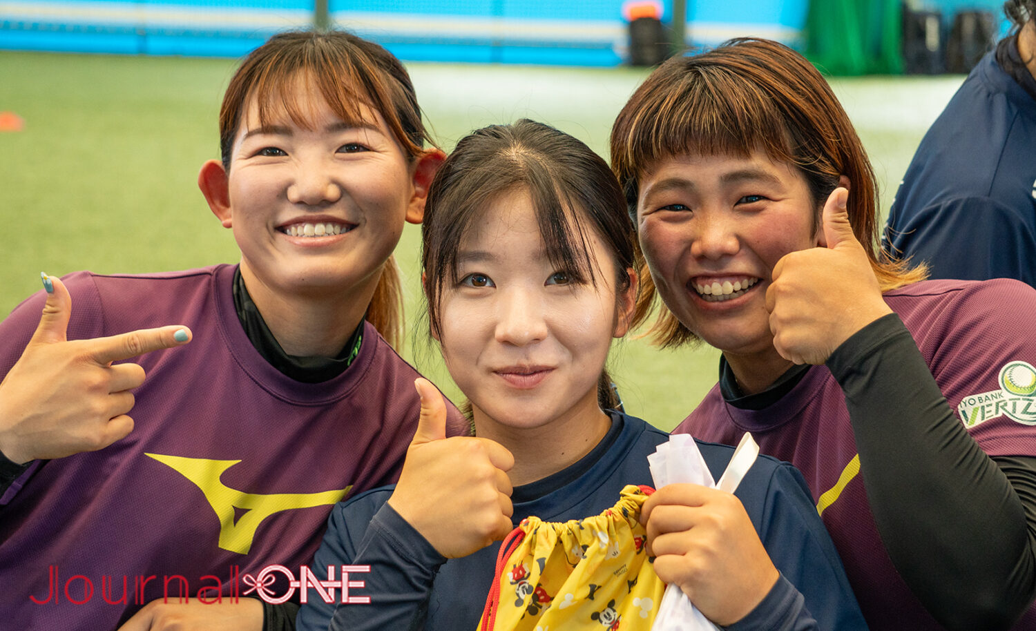 JournalーONE | チェ・ガヒョン選手にプレゼントを渡す川口茉菜(左)と安川裕美(右)-JournalーONE撮影