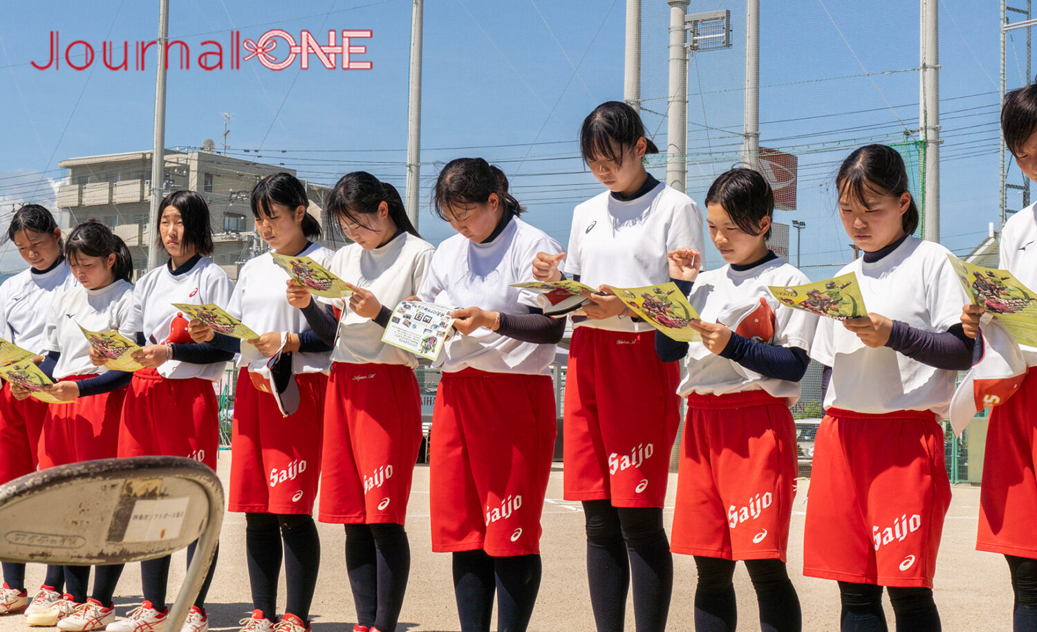 JournalーONE | 四国を元気にプロジェクトの説明を聞く愛媛県立西条高校ソフトボール部の皆さん-JournalーONE撮影