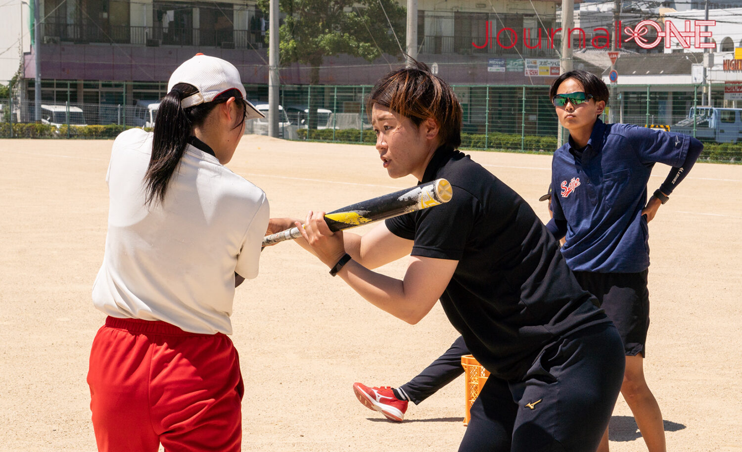 JournalーONE | 久保和咲選手(伊予銀行)が西条高校ソフト部の選手に打撃のポイントを伝授-JournalーONE撮影