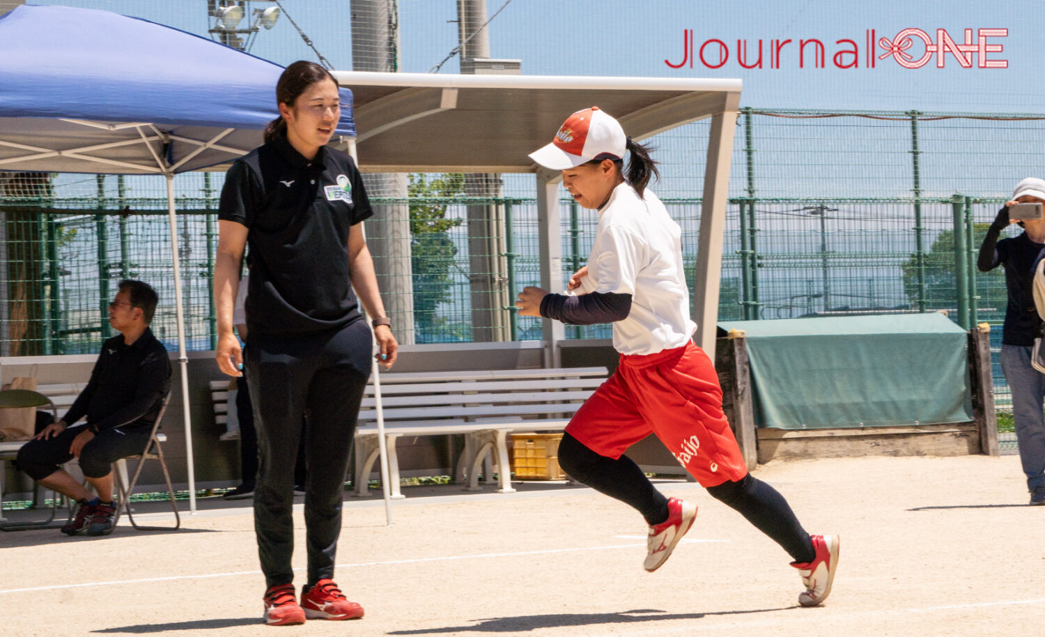 Jouurnal-ONE | 初心者もいる西条高校ソフト部だが走塁などの基本がよく出来ていると小泉投手(伊予銀行)も絶賛-Jouurnal-ONE撮影