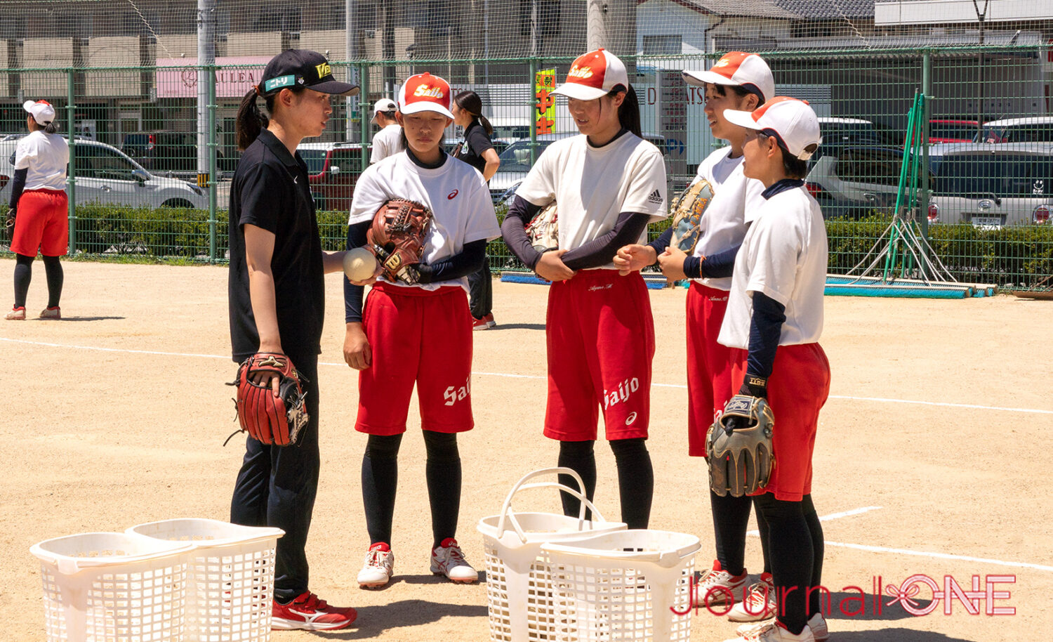 JournalーONE | 岩永優衣里選手(伊予銀行)が西条高校ソフト部の選手と守備練習-JournalーONE撮影