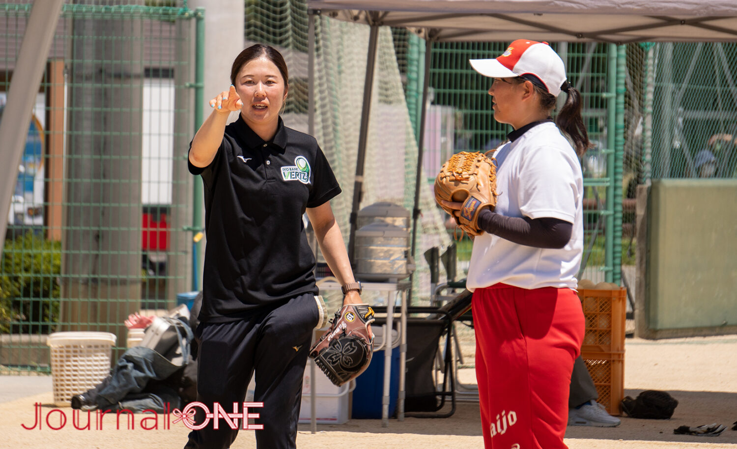 JournalーONE | 投球のポイントを西条高校ソフトボール部の選手に話す小泉夢乃投手(伊予銀行)-Jouurnal-ONE撮影
