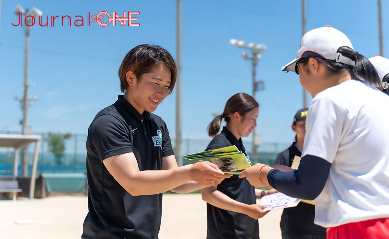 JournalーONE | サイン色紙を西条高校ソフトボール部の選手に渡すヴェールズの選手たち-Jouurnal-ONE撮影