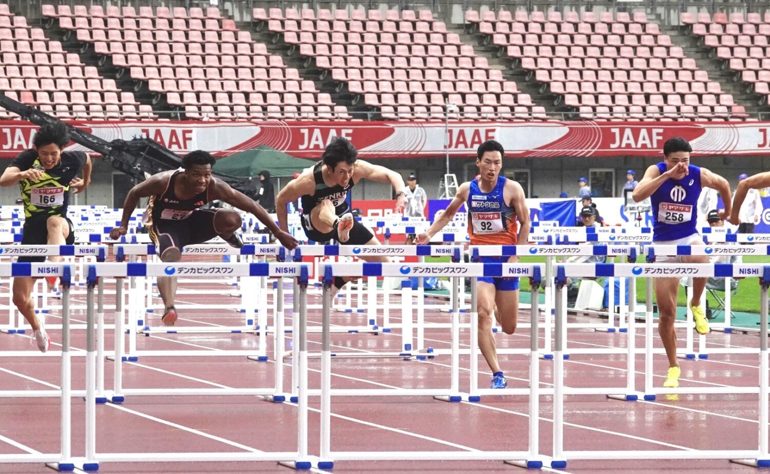 JournalーONE | 日本選手権男子110mハードルは村竹ラシッド(左から2人目)が今季世界7位となる13秒07の好記録で圧勝-児玉育美撮影