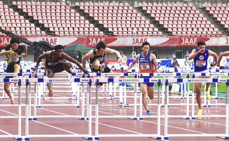 Journal-ONE | 陸上日本選手権 男子110mハードルは村竹ラシッド（左から2人目）が今季世界7位となる13秒07の好記録で圧勝。2位にはベテランの高山峻野（中央）が勝負強さを見せ、若手を抑えた-児玉育美撮影