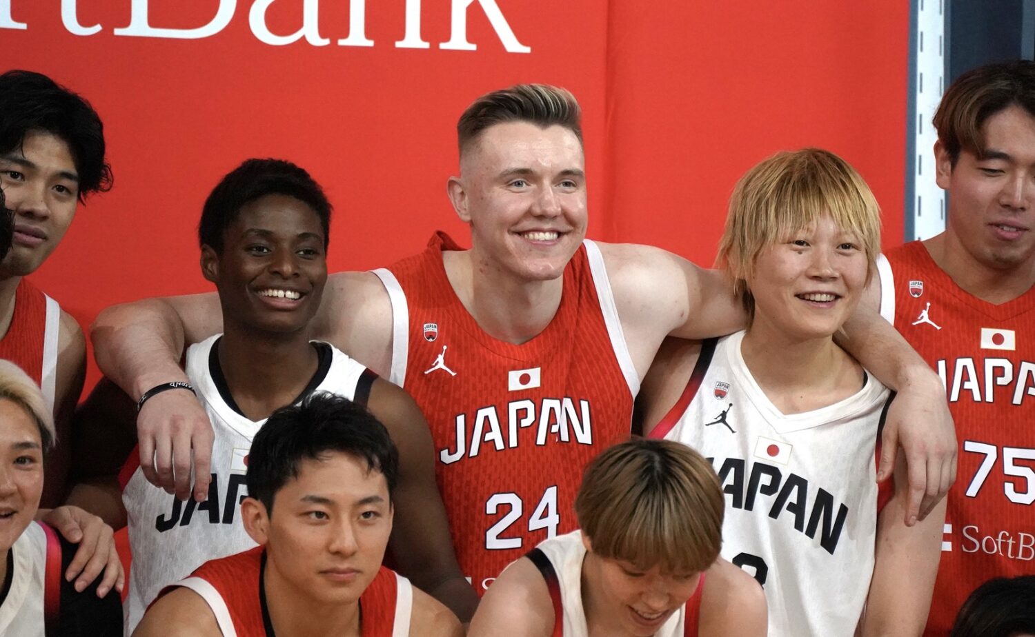 Journal-ONE | パリオリンピック バスケットボール女子日本代表 ホーキンソンと肩を組む馬瓜エブリンと高田真希-吉川哲彦撮影