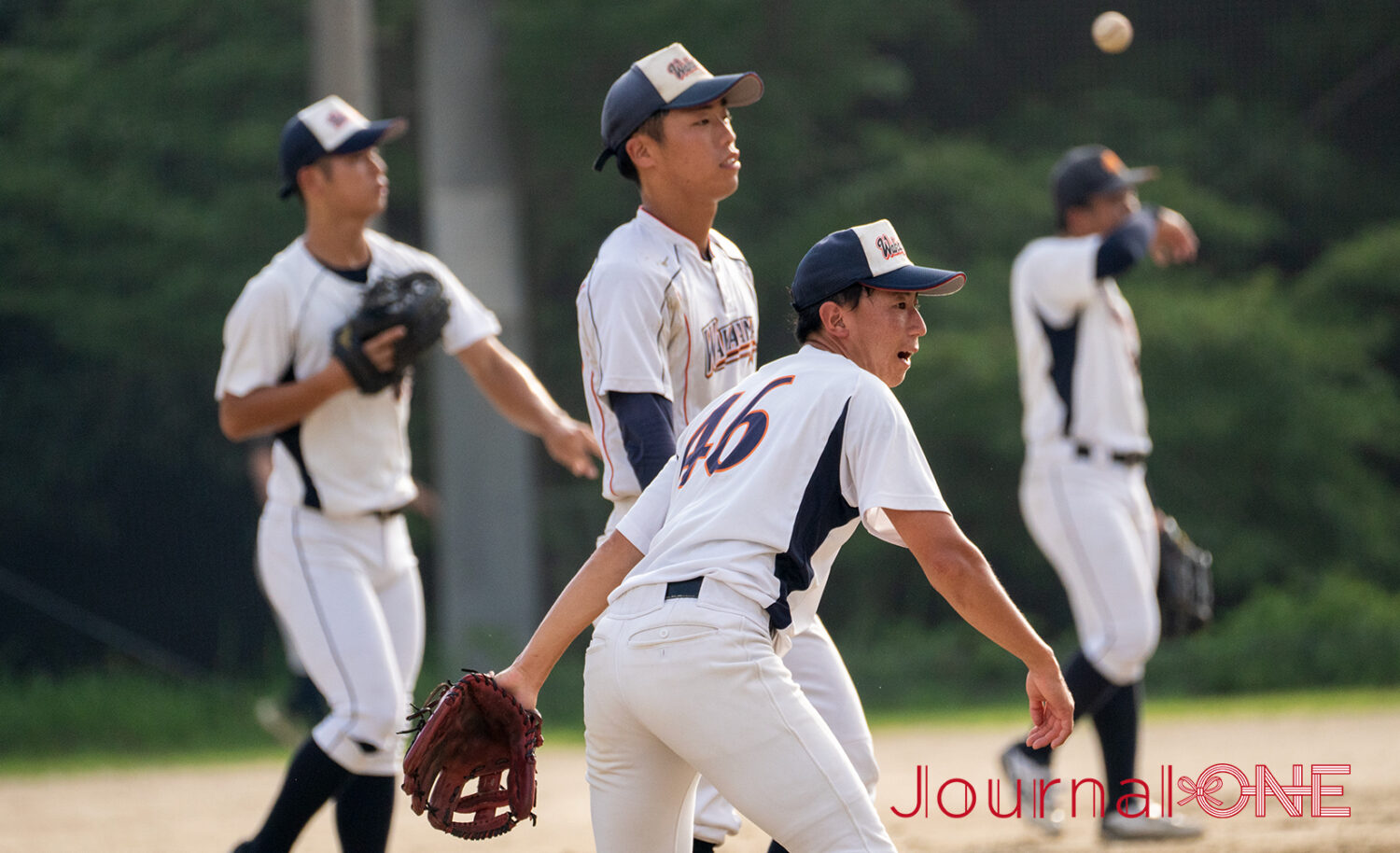 JournalーONE | 大学野球 狭い間隔でキャッチボールをする和歌山大学野球部の選手たち-JournalーONE撮影