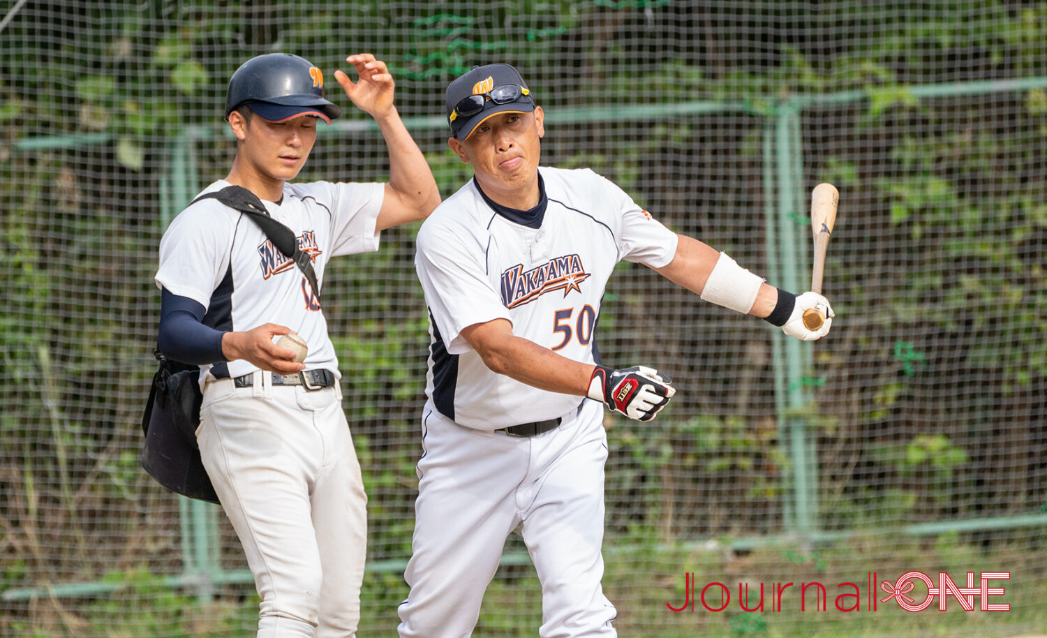 JournalーONE | 大学野球 60人程の選手全員にノックをする和歌山大の大原弘監督-JournalーONE撮影