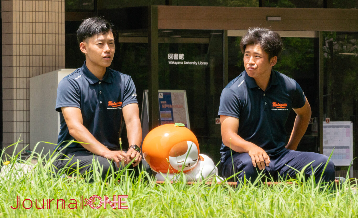 JournalーONE | コロナ禍でノーサイン野球を習得した苦労を話す山本主務と長岡選手(和歌山大学)-JournalーONE撮影