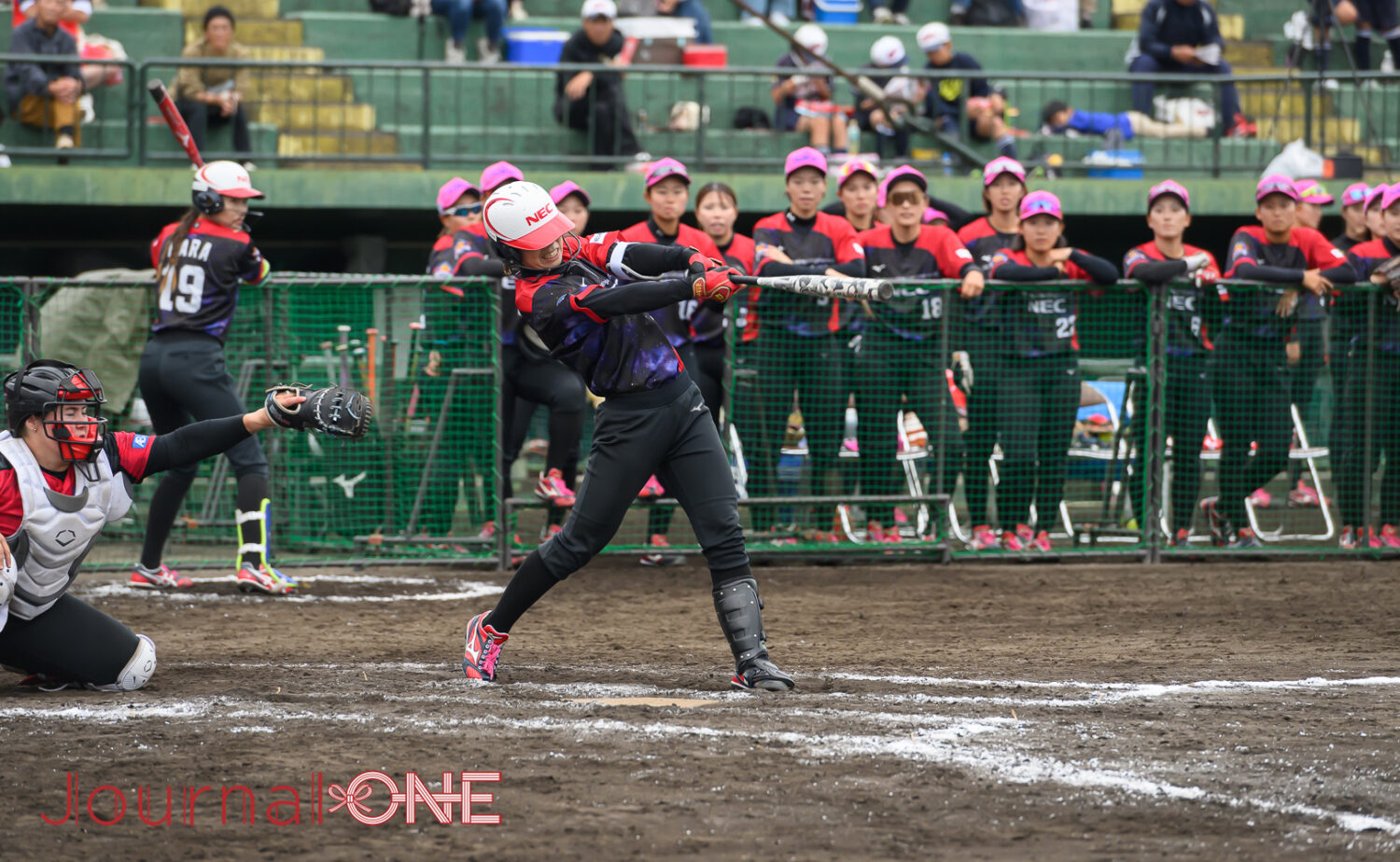 逆方向に追加点となるソロ本塁打を放つ松本(NECプラットフォームズ)-JournalーONE撮影