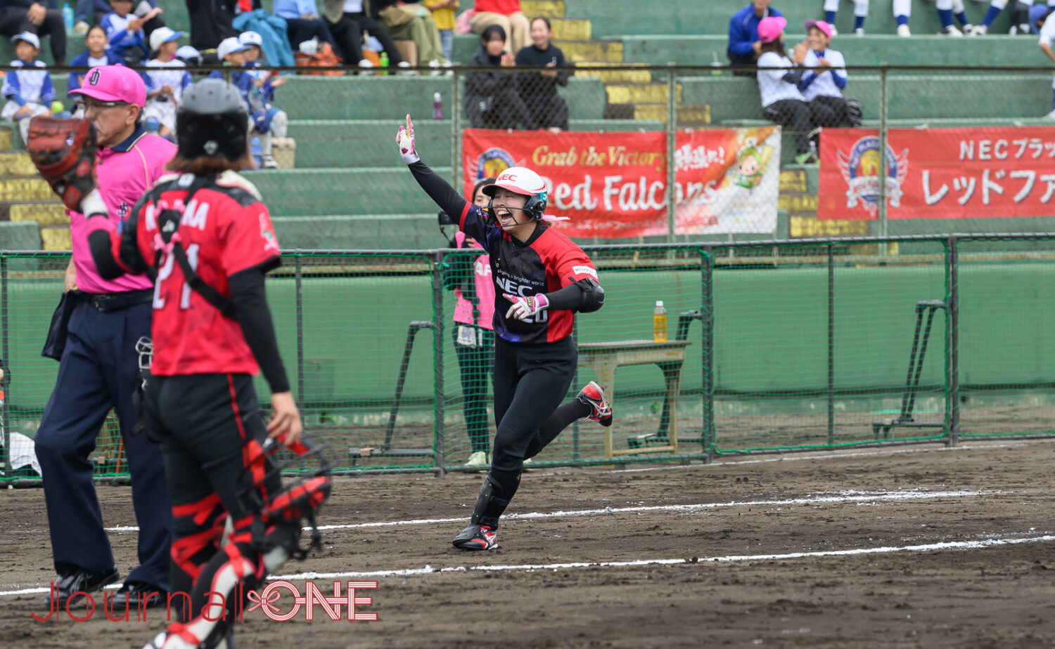 出迎えるナインに向け喜びを爆発させる木村(NECプラットフォームズ)-JournalーONE撮影