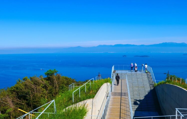 今治・亀老山展望公園にある隈研吾氏設計の展望台と瀬戸内海の青いパノラマ