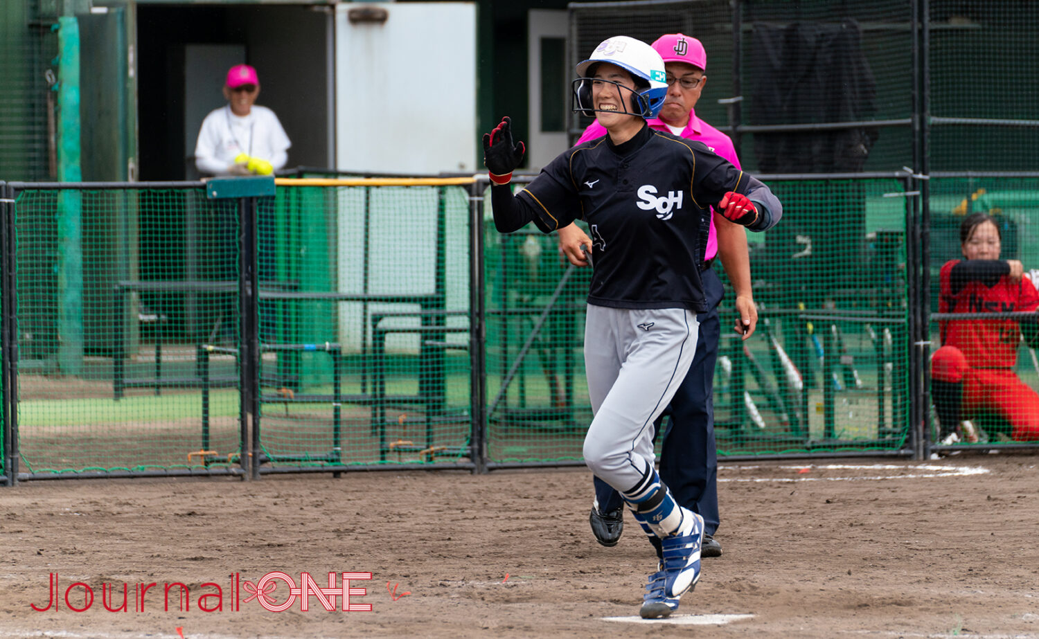 ソフトボール JDリーグ | NSK vs SGH 起死回生の同点弾を放ちホームを踏む大國結華（SGH）-JournalｰONE撮影
