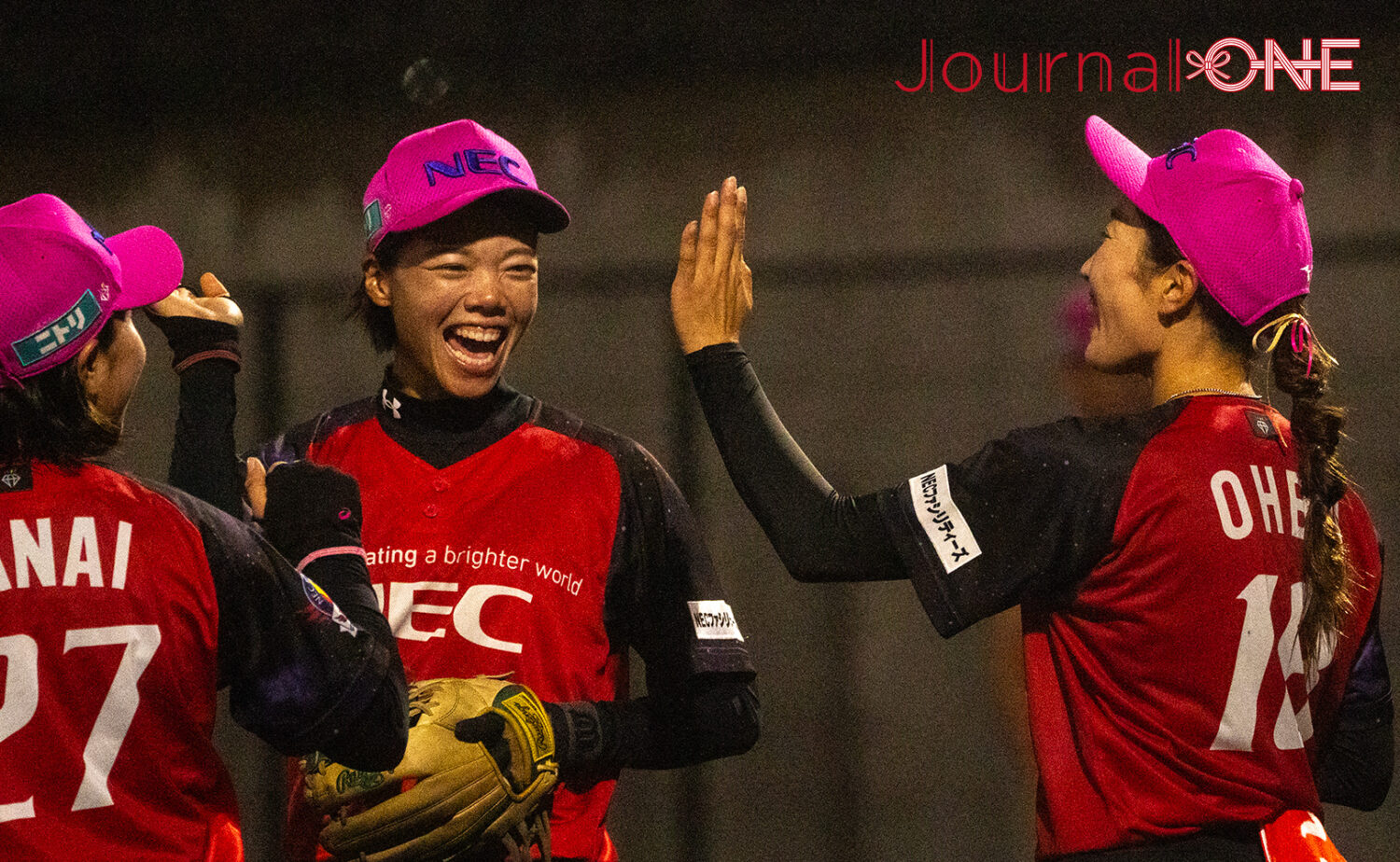 JDリーグ | ビックカメラ高崎vsNECプラットフォームズ マウンドでハイタッチするNEC内野陣ーJournalーONE撮影