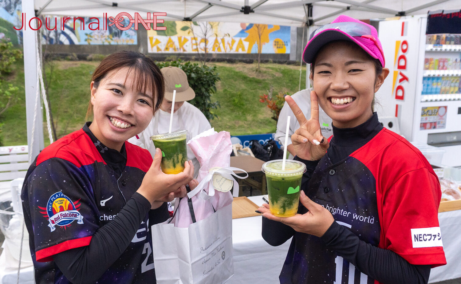 matcha KIMIKURAをPRする松本選手と木村選手-JournalーONE撮影