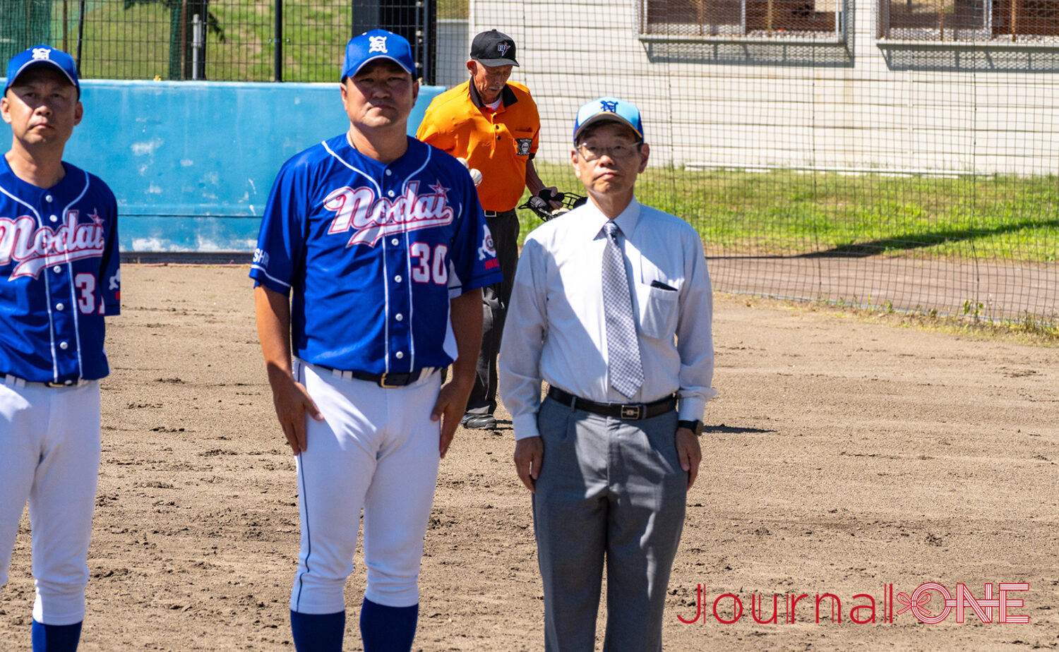 JournalーONE | 西野康人部長(右)と共に応援席に挨拶する三垣監督(東農大学オホーツク)-JournalーONE撮影