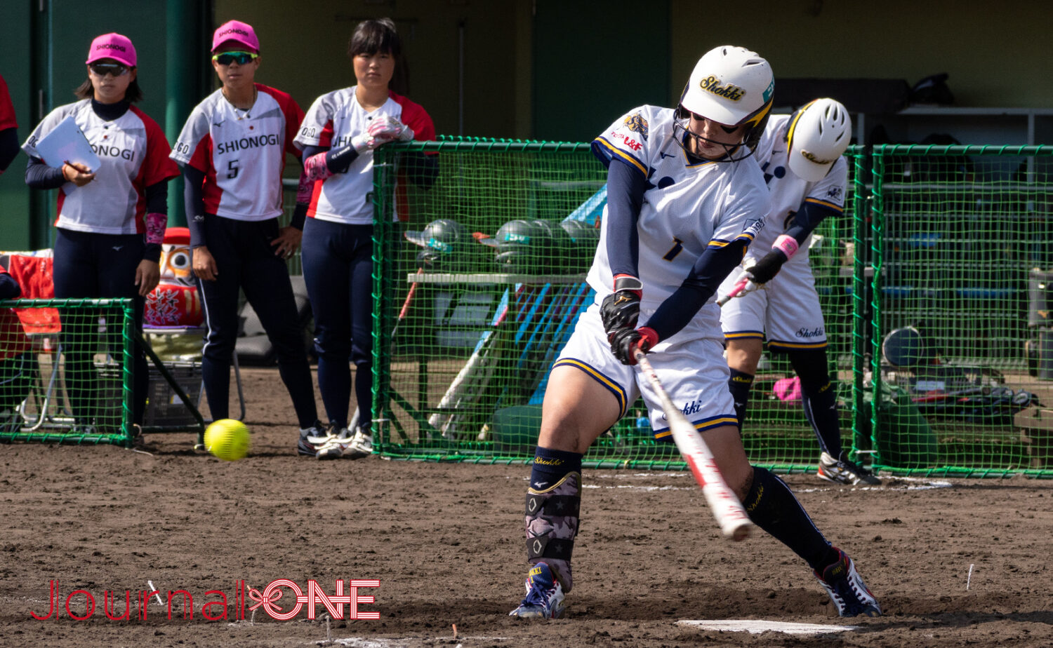 Journal-ONE | ソフトボールJDリーグ 先頭の須藤(豊田織機)が二塁打を放ち出塁-Journal-ONE撮影