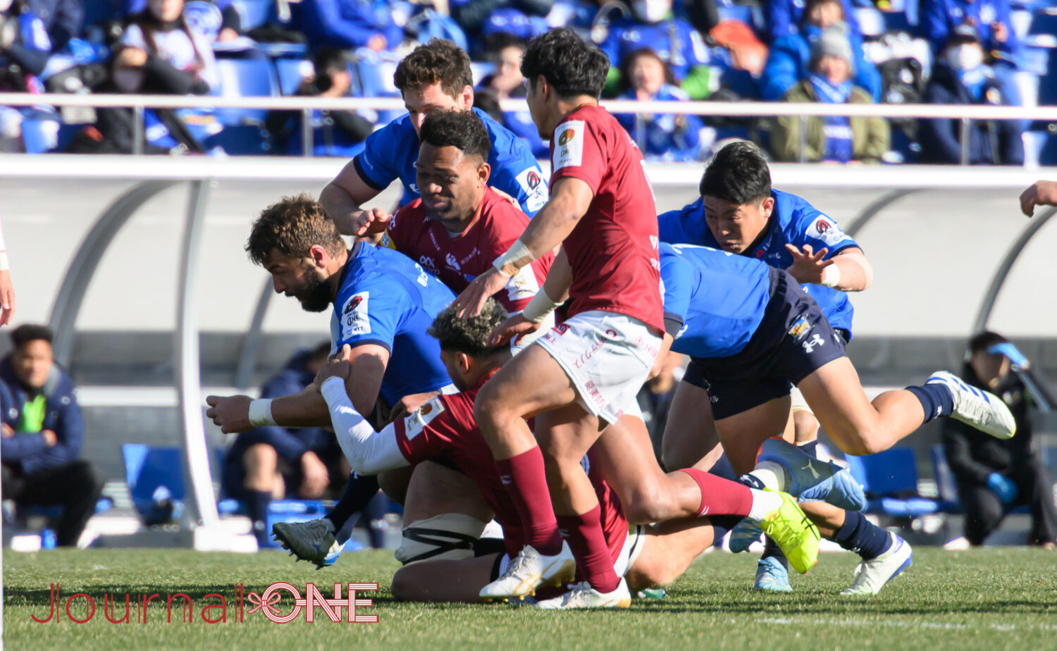 ルード・デヤハー選手の突進を止めるBL東京ディフェンス-JournalーONE撮影