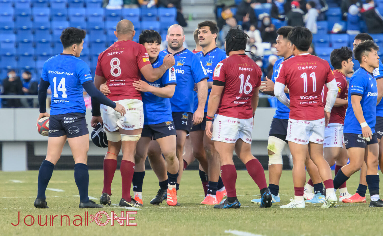 BL東京のリーチ選手と健闘を称え合う佐藤選手-JournalーONE撮影