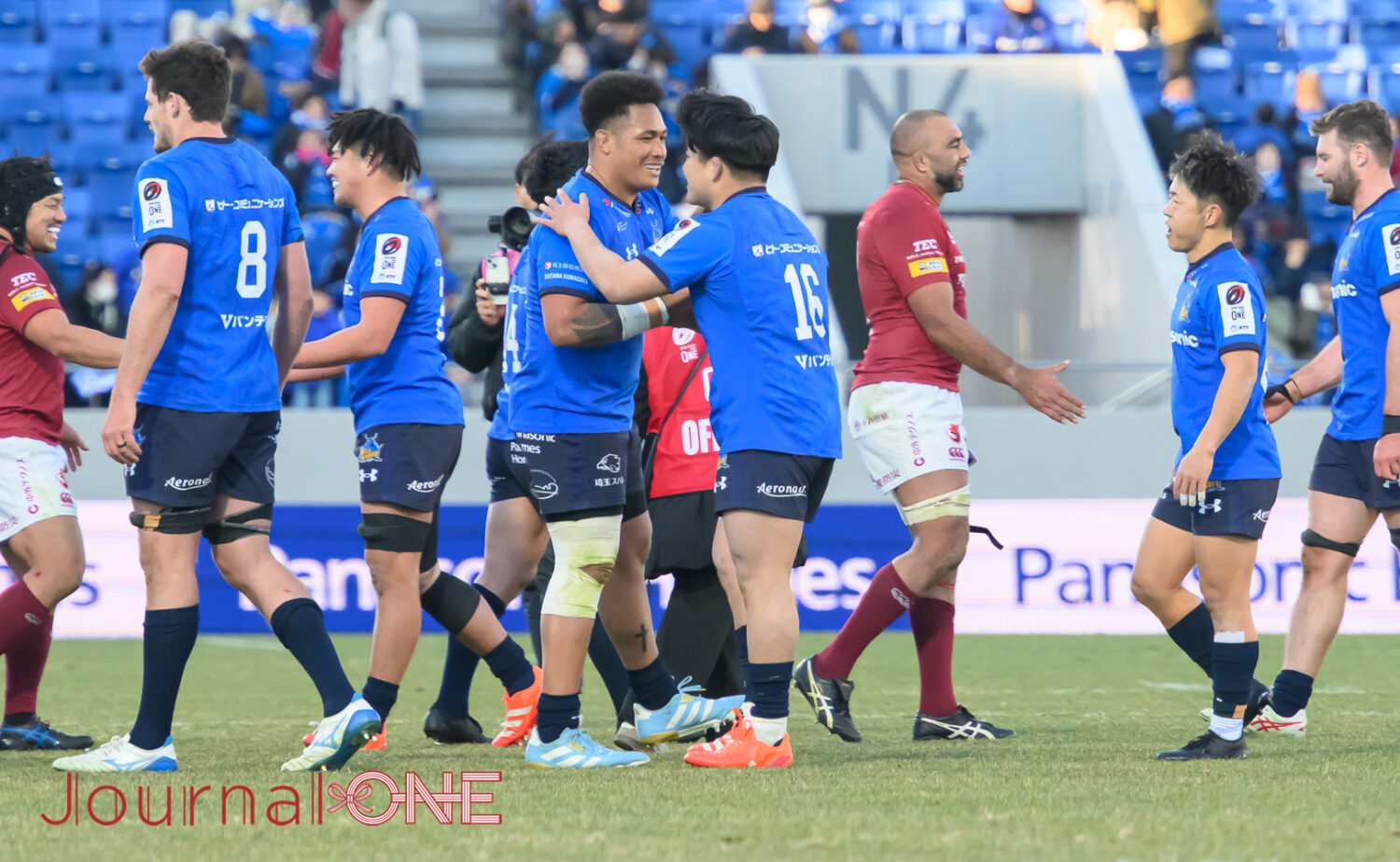 初キャップの佐藤選手と健闘を称え合うヴァル選手(埼玉WK)-JournalーONE撮影