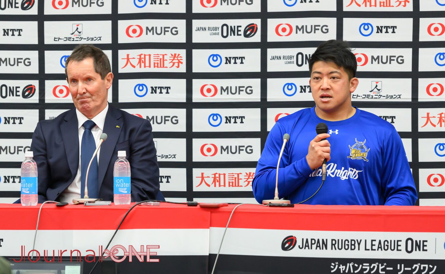 会見で手応えを話す埼玉WKのロビー・ディーン監督と坂手淳史選手-JournalーONE撮影