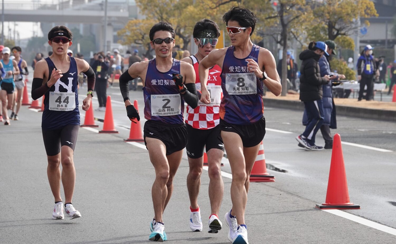 レースをつくったのは“愛知製鋼コンビ”。丸尾(右)が中盤までリードし、すぐ横に山西が並ぶ。ハイペースのなか山西には笑顔を見せる余裕も-児玉育美撮影