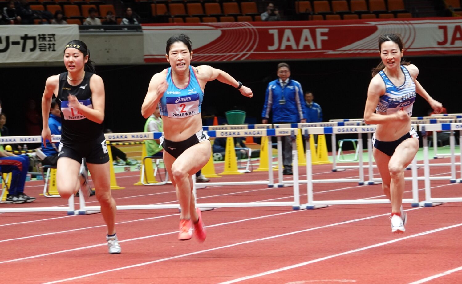 女子60mハードルで5連覇中の青木(中央)。8秒01の日本記録保持者でもある