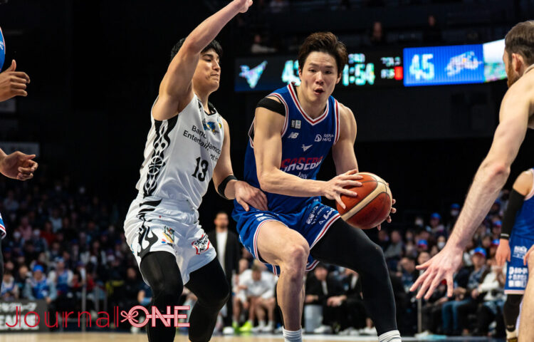 Bリーグの長崎ヴェルカ、ドリブルで果敢にゴール下に切り込む馬場雄大（長崎V）-JournalｰONE撮影