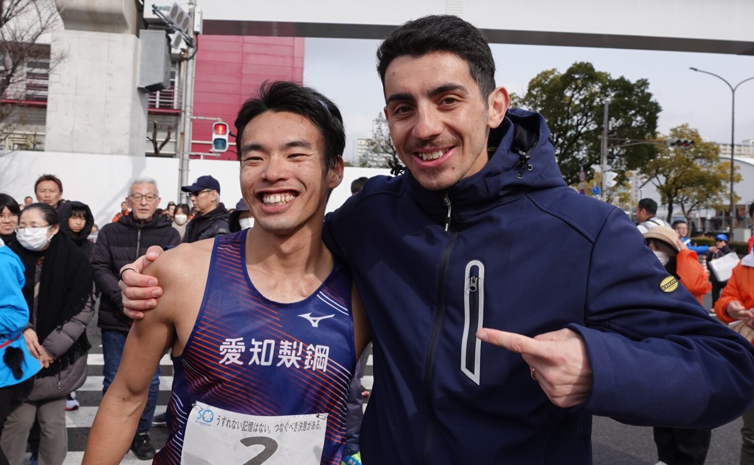 昨シーズン以降、互いに行き来してトレーニングをともにする盟友マッシモ(右)と。世界記録更新を、山西以上に喜んでいた様子が印象的だった-児玉育美撮影