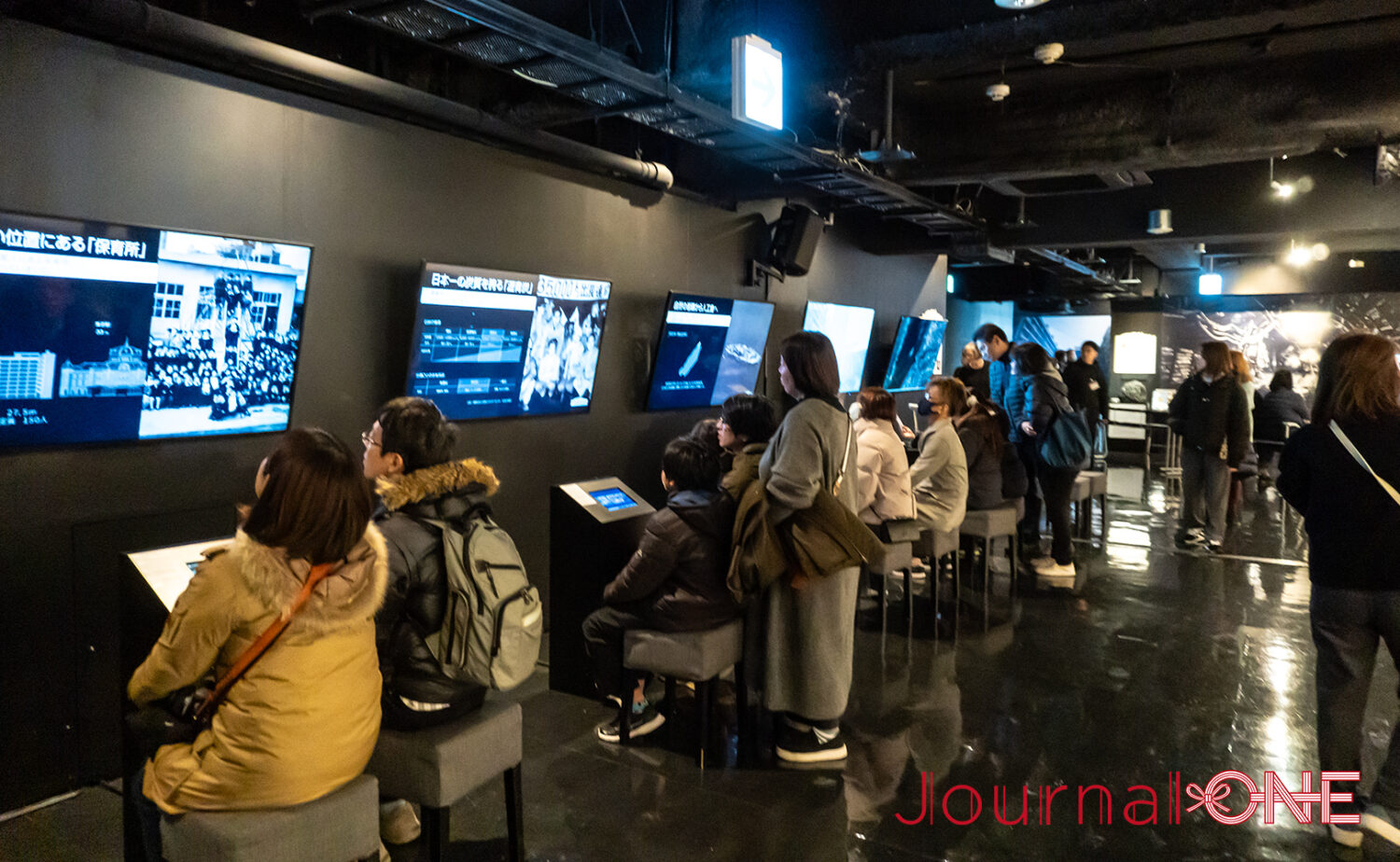 最新の映像展示を楽しむ軍艦島デジタルミュージアムの館内の様子