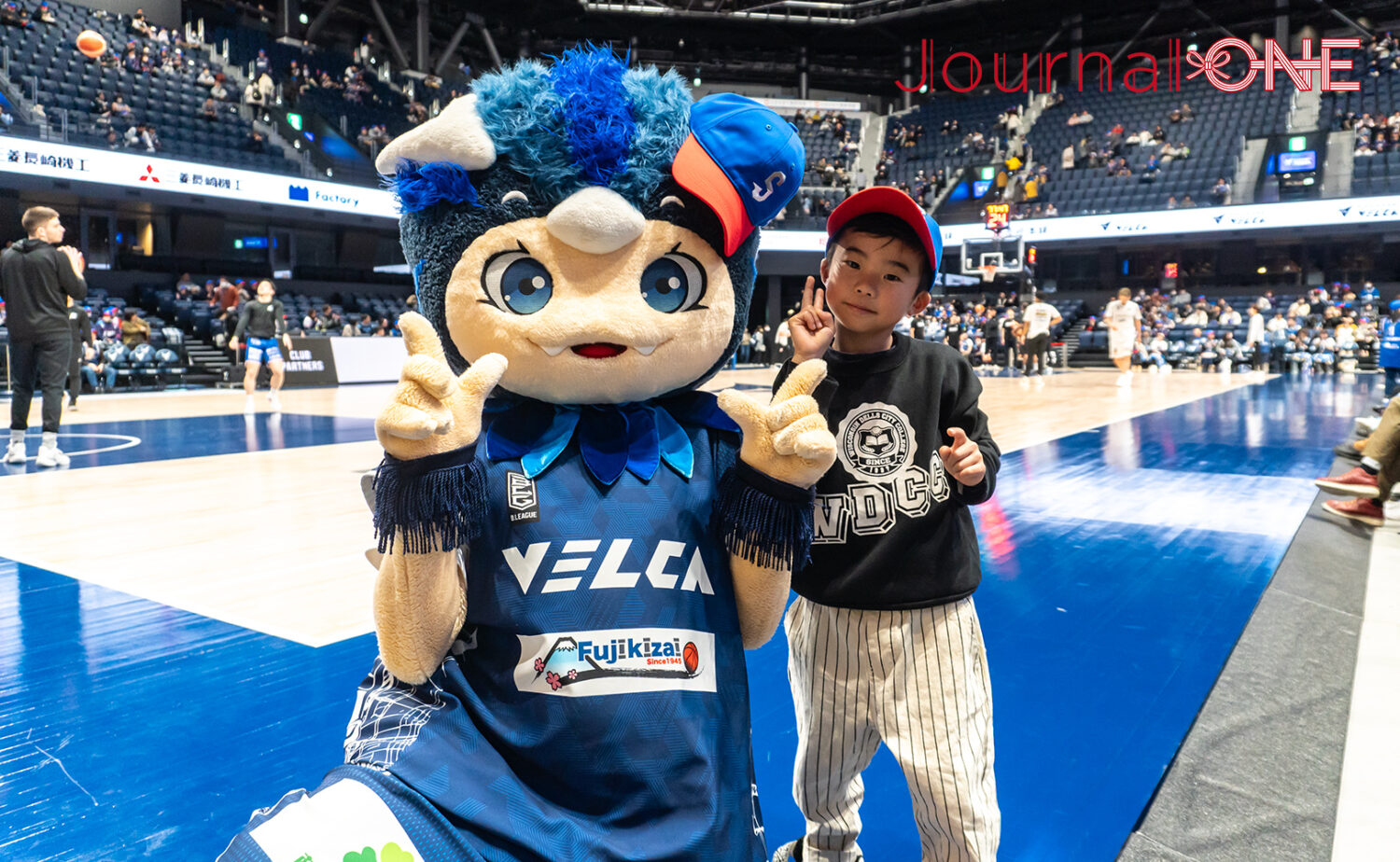 マスコットのLUCA(ルカ)と写真に収まる小学生ファンも試合を心待ちに-JournalーONE撮影