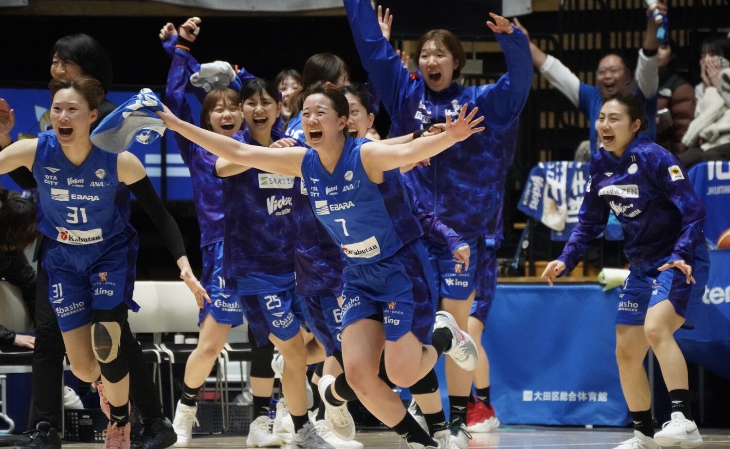 第2戦の第3Q、千葉がブザービーター3ポイントを決めた瞬間のベンチ-吉川哲彦撮影