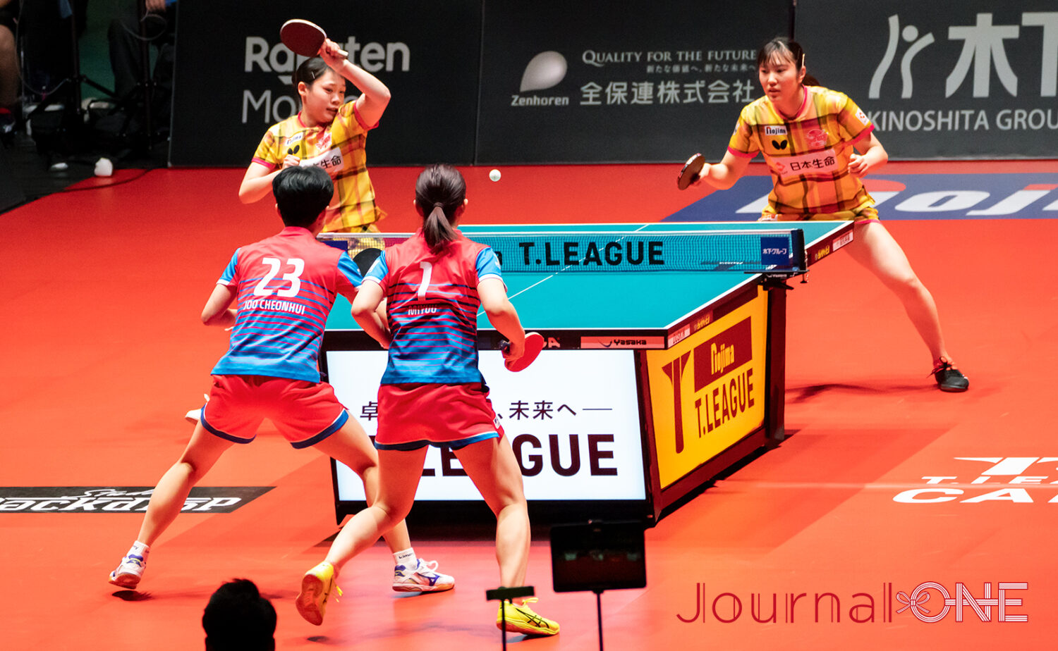 ダブルスで先制した上澤杏音選手、笹尾明日香選手のペア（日本生命レッドウルフ）-JournalｰONE撮影