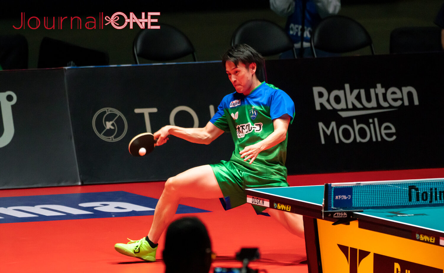 粘り強くボールを拾う大島祐哉選手(KM東京)