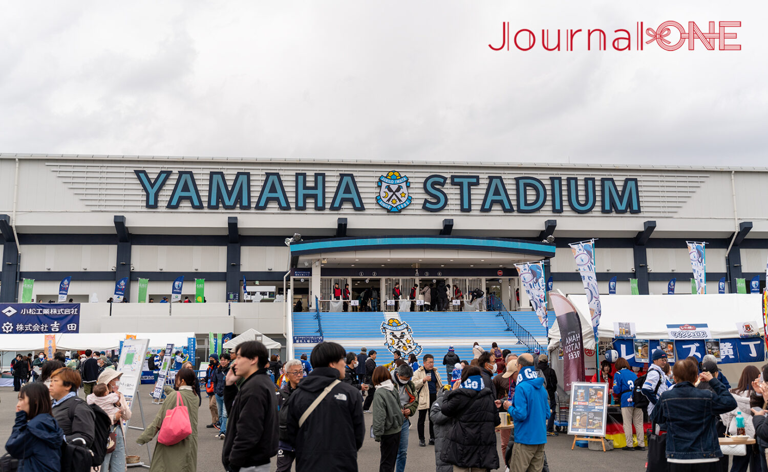 試合前から多くのファンで賑わうヤマハスタジアム-Journal-ONE撮影