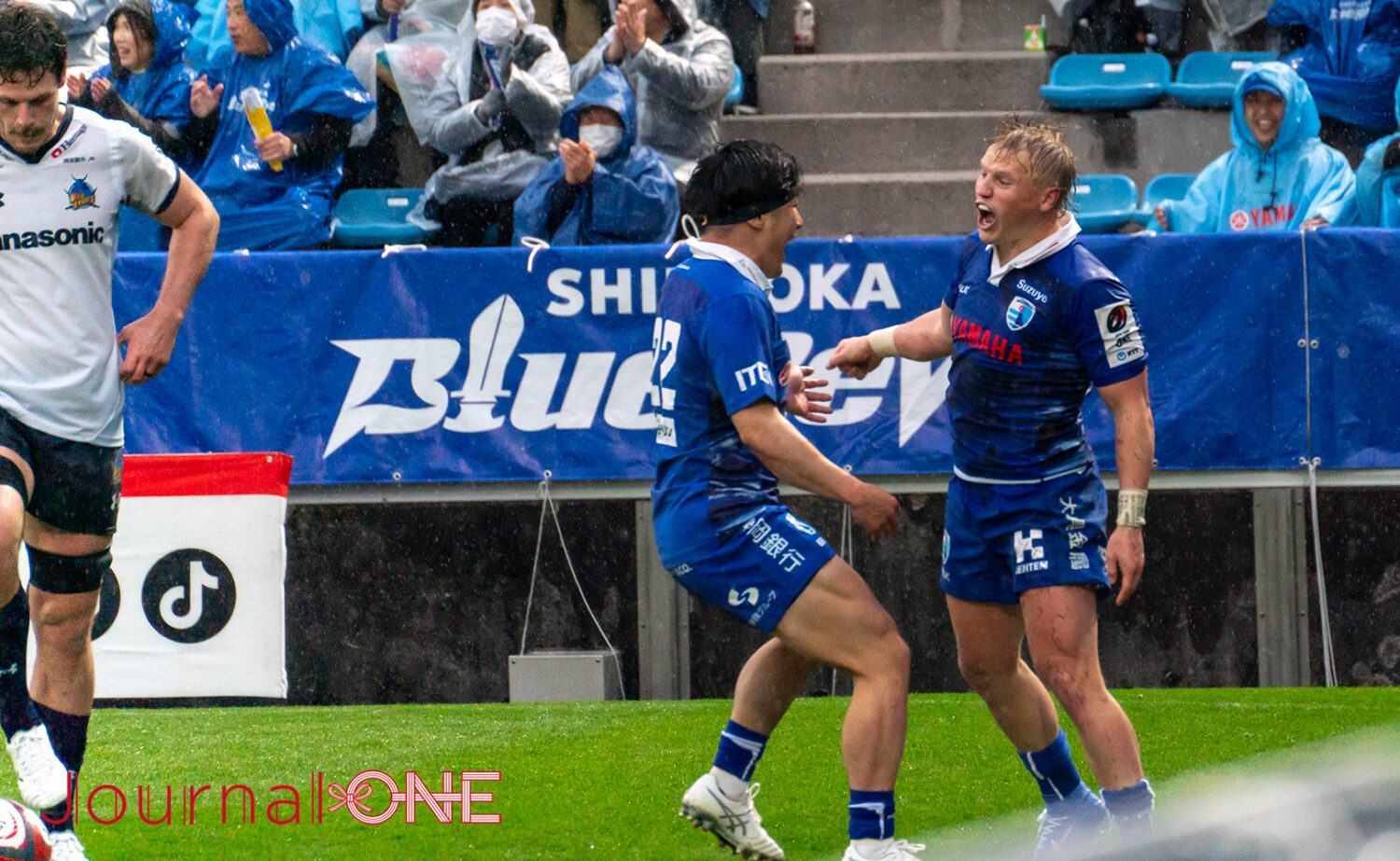埼玉WKを突き放すトライで雄叫びをサム・グリーン選手(静岡BR)∸Journal-ONE撮影