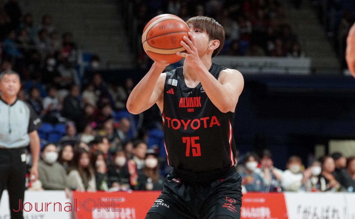 小酒部泰暉選手のシュートで点差を広げたA東京-Journal-ONE撮影