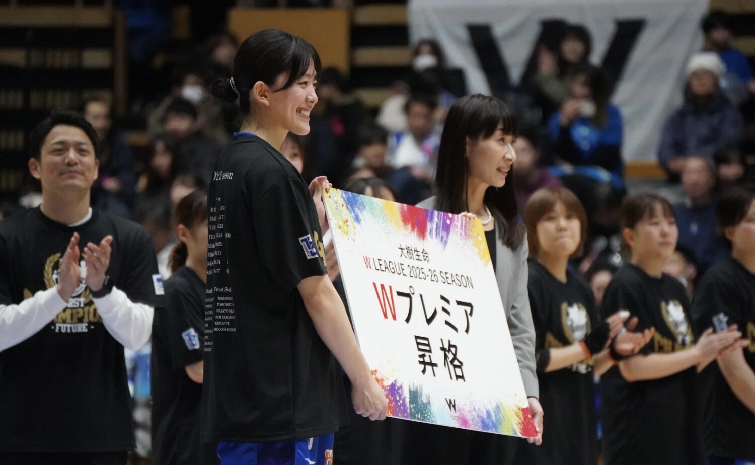 Wリーグ原田裕花会長から昇格プレートを授与される星澤-吉川哲彦撮影