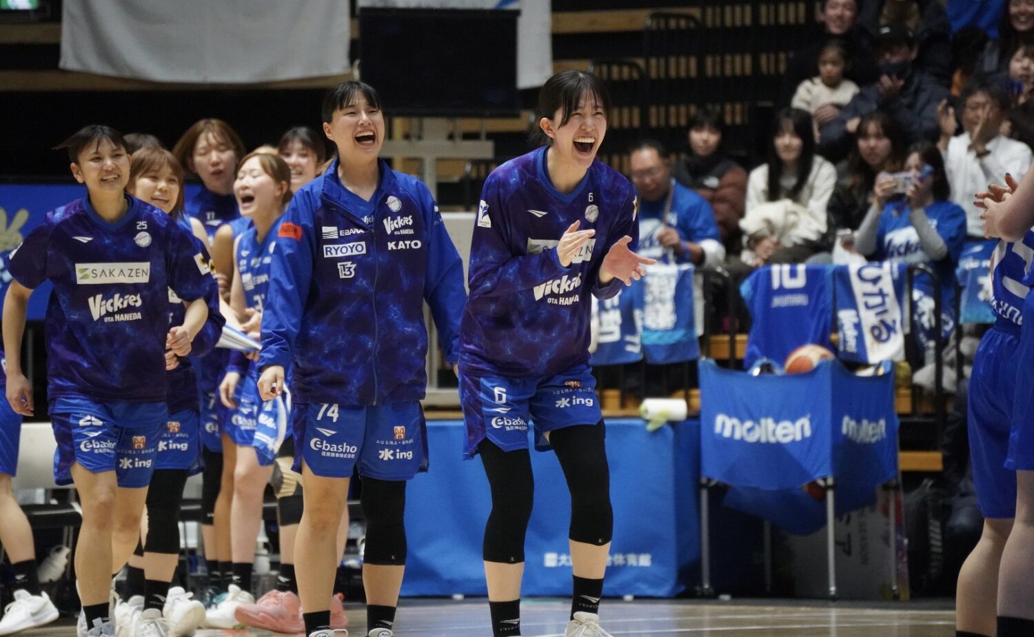 選手を迎えるキャプテン星澤-吉川哲彦撮影