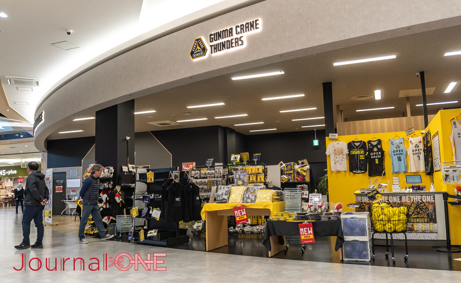 イオンモール太田の「群馬クレインサンダーズストア」店内の様子。チームカラーの黄色いユニフォームやグッズが展示されている