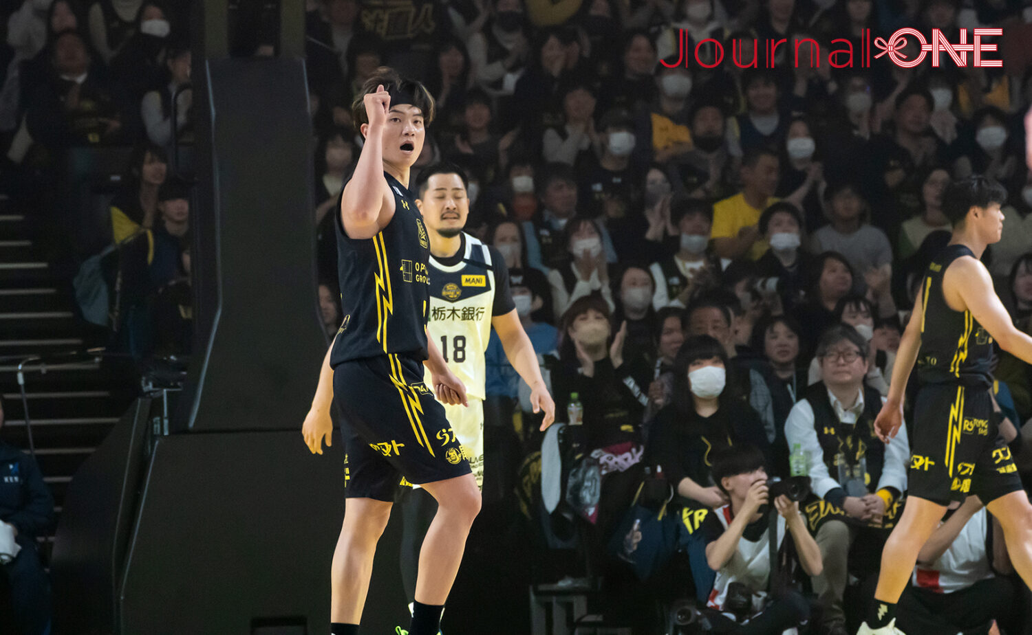 3Pシュートを決めガッツポーズでチームを鼓舞する辻選手(群馬)∸Journal-ONE撮影