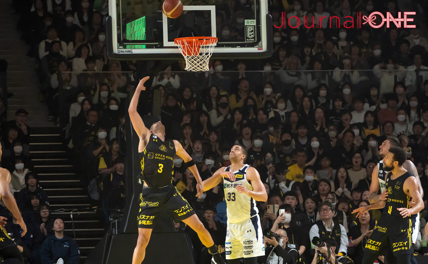 マイケル・パーカー選手の背面シュートで追撃する群馬∸Journal-ONE撮影
