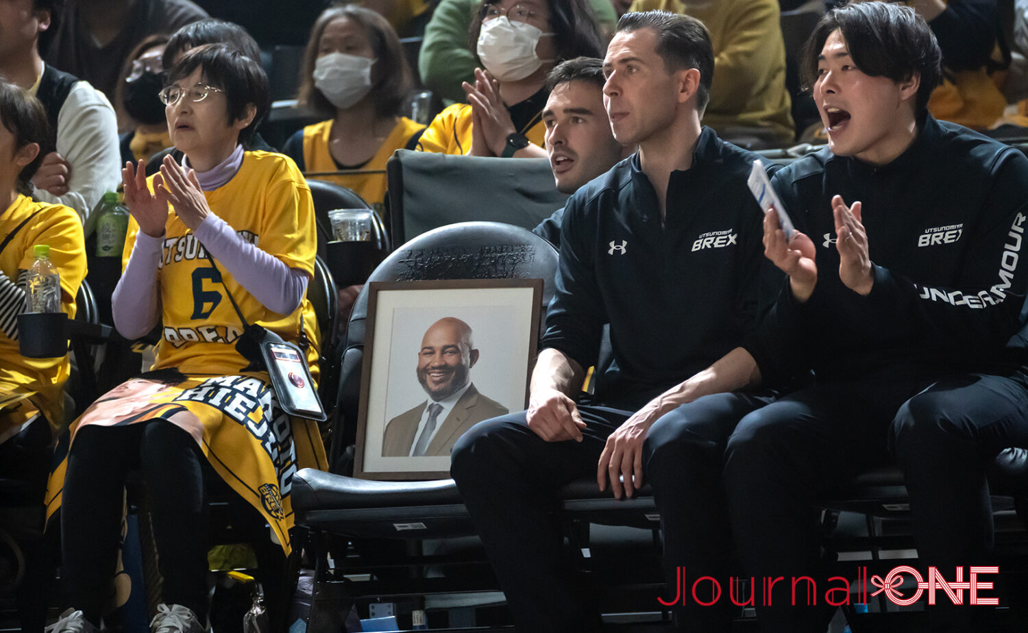 2月24日に急逝したブラスウェルHCの遺影と共に戦う宇都宮ブレックス‐Journal-ONE撮影
