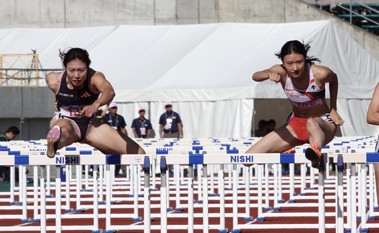 女子100mハードルの福部（左）と田中。福部は闘病からの復調途上、田中は屋内大会からの移行として織田記念に臨む‐児玉育美撮影