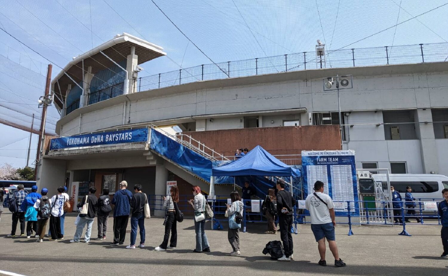 横須賀スタジアム、開門前のチケット売り場の列∸平床大輔撮影