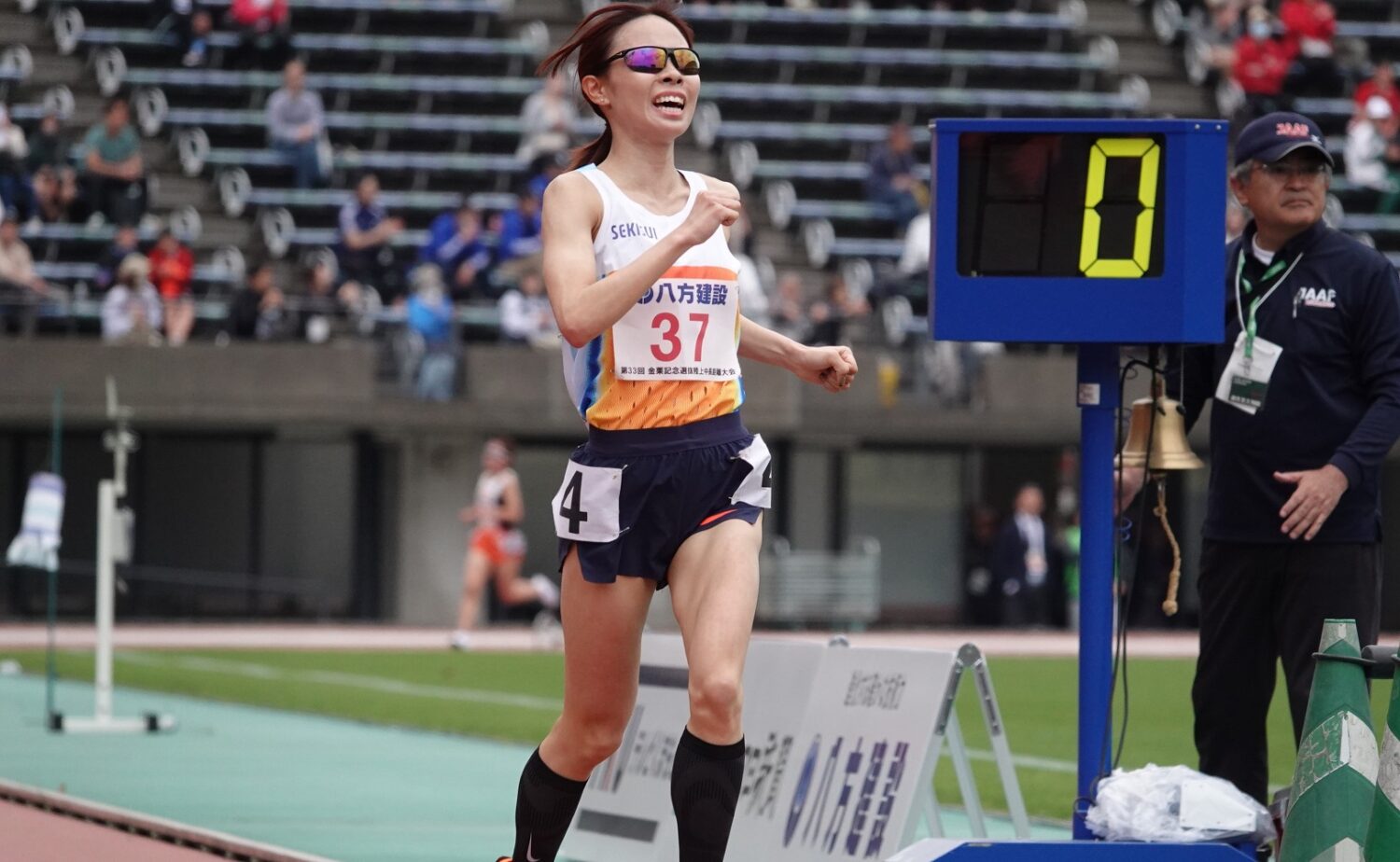 女子5000mの山本は、2年半ぶりの自己記録更新に笑顔でフィニッシュ‐児玉育美撮影
